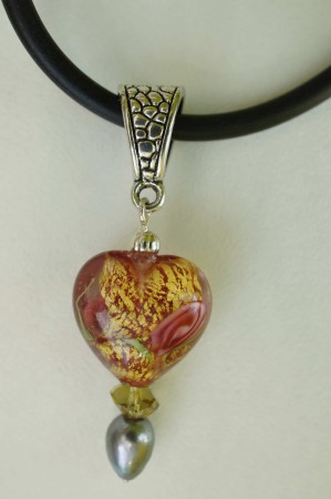 Pendentif Coeur Murano, cristal et perle de culture noire sur collier de cuir